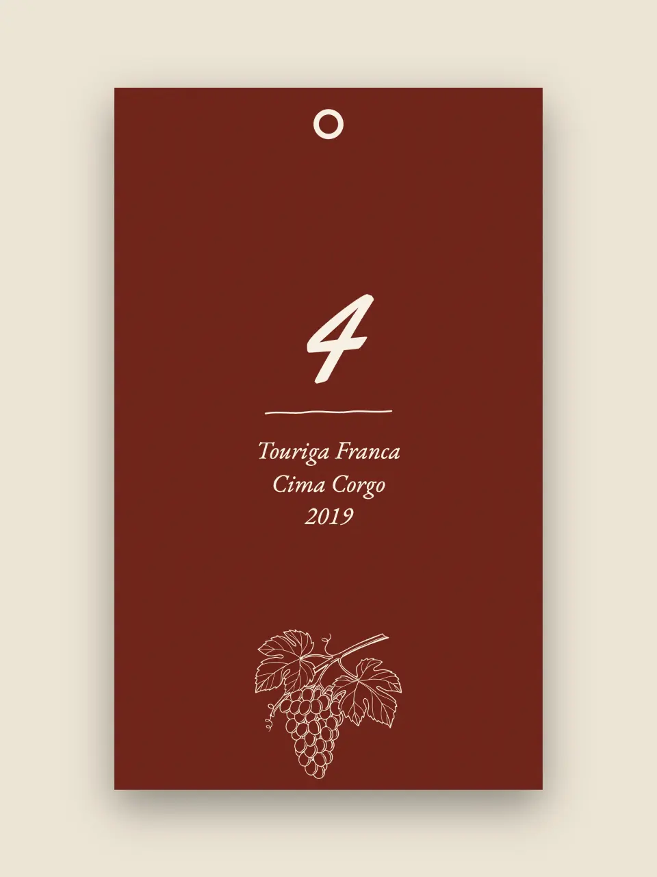 Uma etiqueta de garrafa, amarrada no gargalo de cada vinho